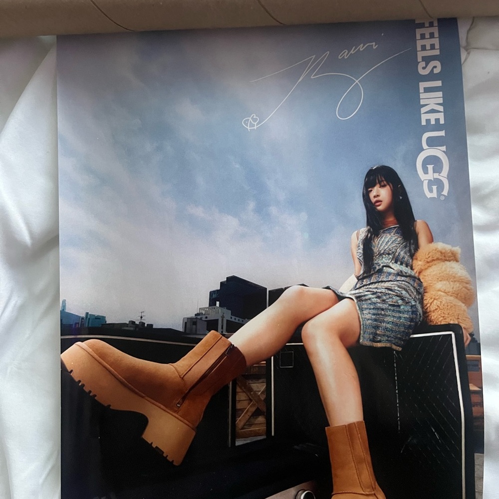 NEW Hanni New Jeans Exclusive UGG poster 💙